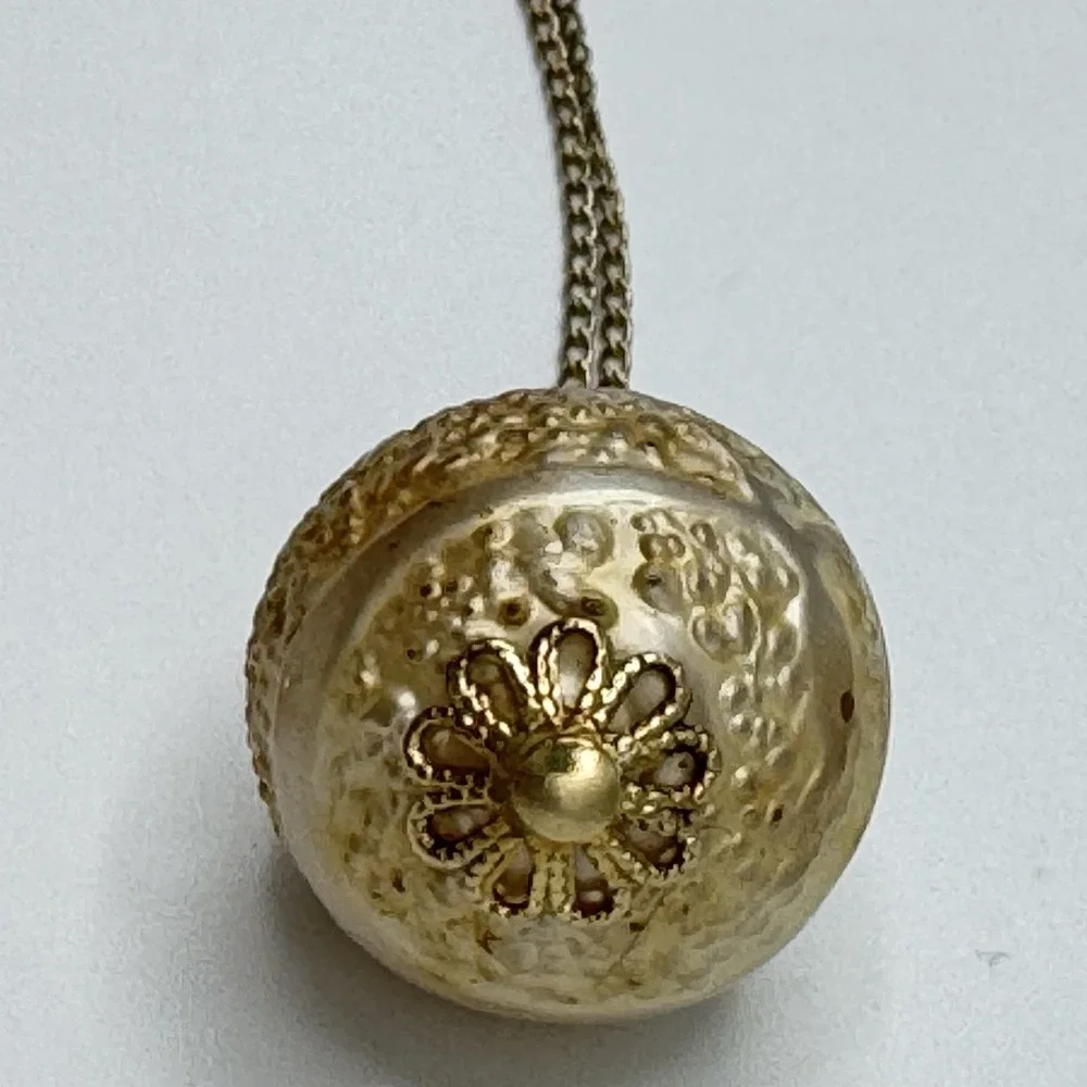 Vintage Sarah Coventry Jewelry Gold Ornate Pendant Necklace